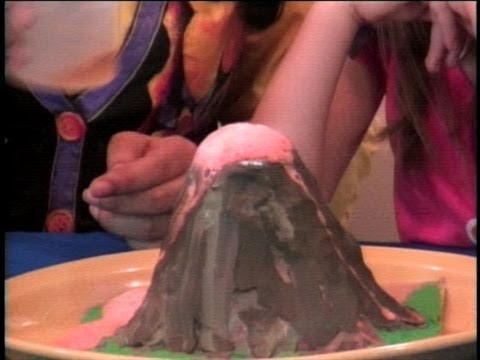 Proyecto de ciencias un volcán con erupción en Cuenticos