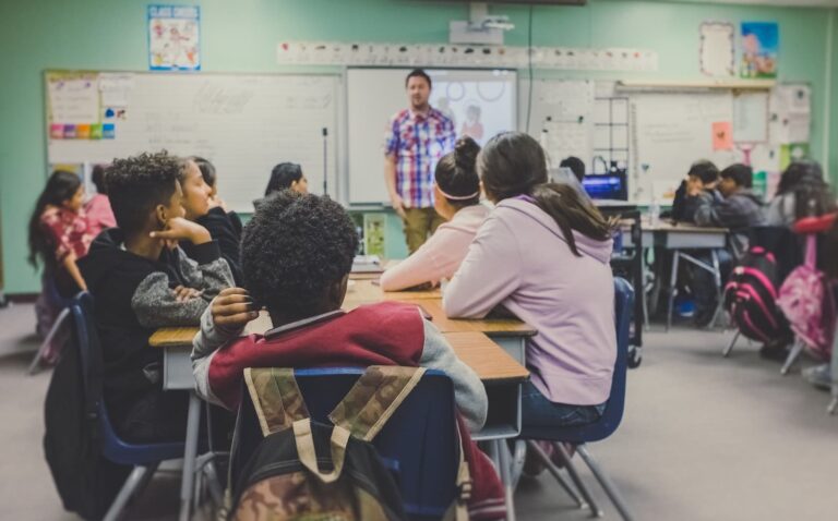 clase pizarra educacion profesor