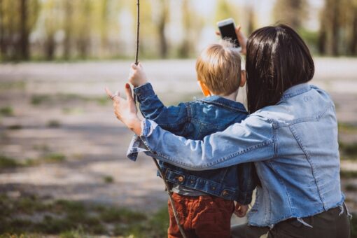 Derechos de imagen de los hijos: lo que dice la ley 1 firmar derechos de imagenes