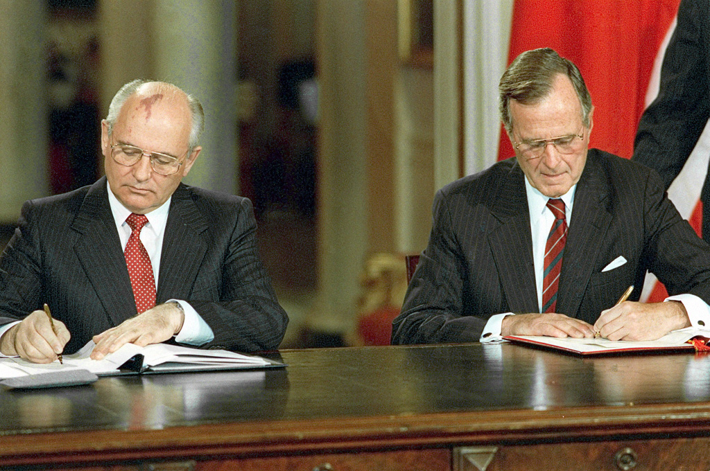 rian archive 330109 soviet president mikhail gorbachev and u.s. president george bush